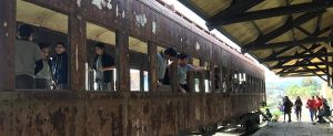 estudiantes en tren historico en cartagena